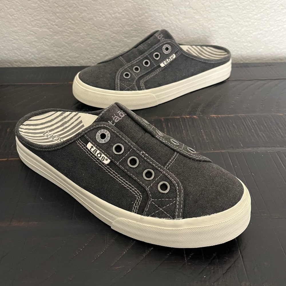 New Taos EZ Soul laceless mule sneakers in a charcoal wash grey canvas Size 6